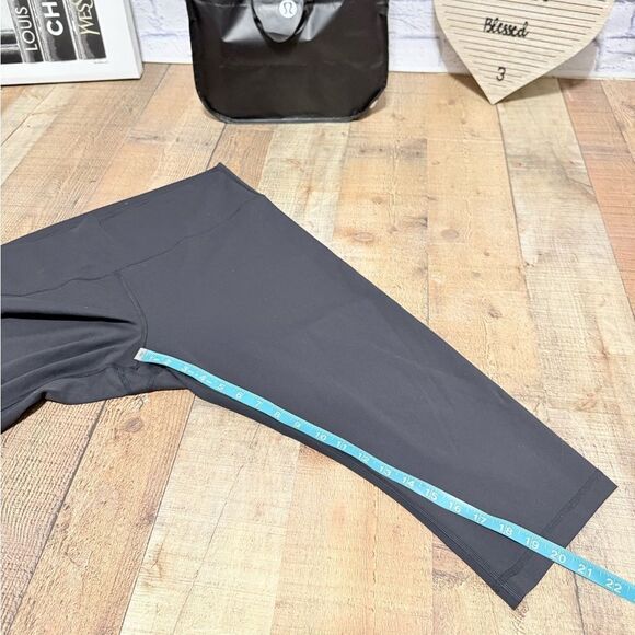 Lululemon Wunder Train High-Rise Crop 23"
Black (First Release) size 18 - Picture 8 of 11